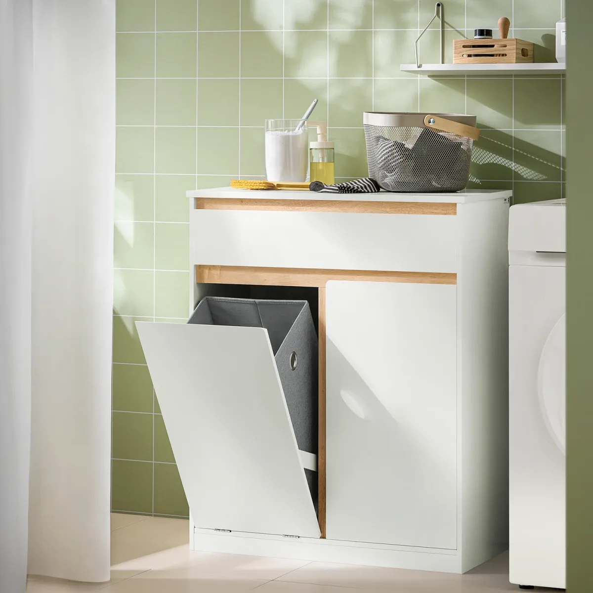 Meuble de salle de bain blanc avec panier à linge